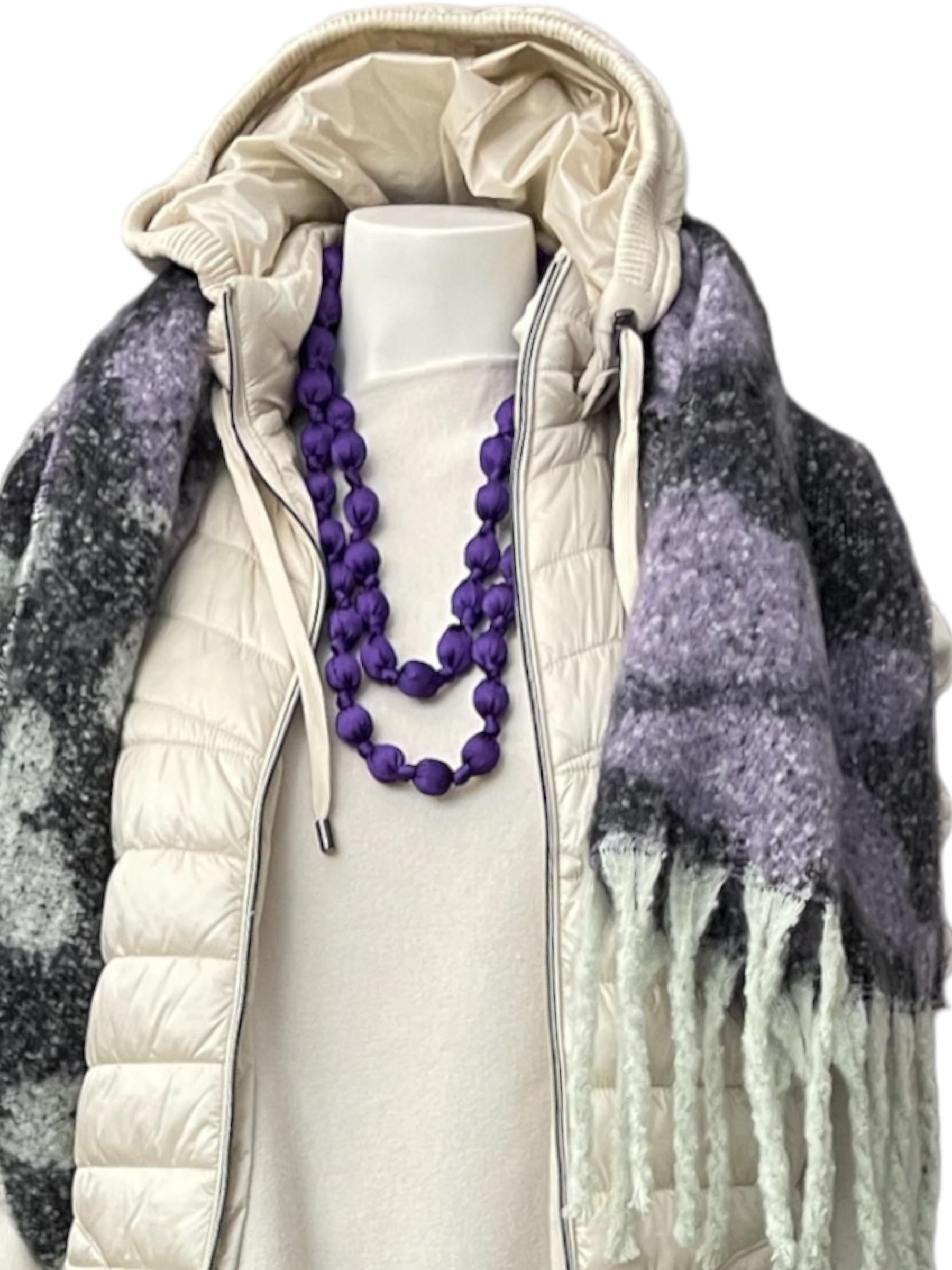 🌟 Eine charmante Mischung aus Elfenbeintönen und violetten Details, perfekt für jeden Anlass